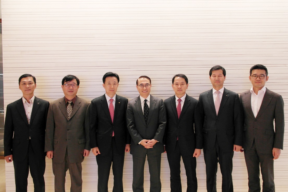 삼성전자와 앱카드 협의체 사장단 사진입니다.