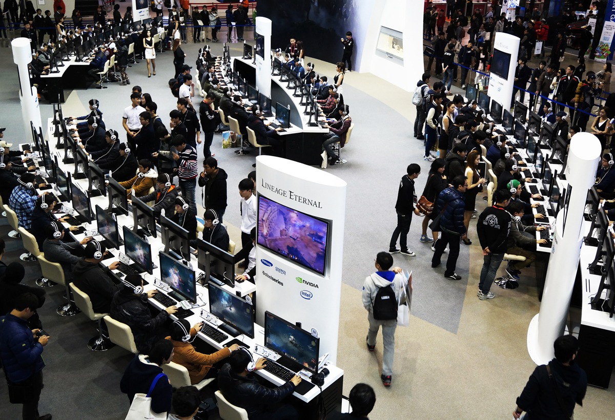 많은 관람객들이 WQHD 모니터로 게임 콘텐츠를 시연하고 있습니다.