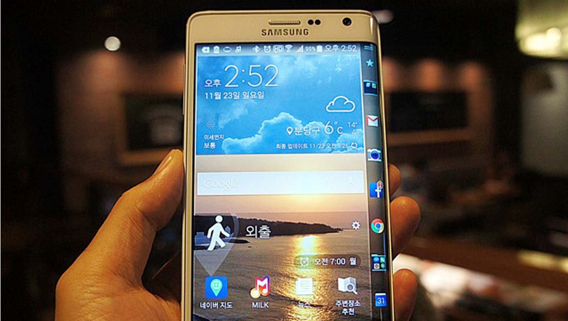 갤럭시 노트 엣지를 한 손에 쥐고 있다