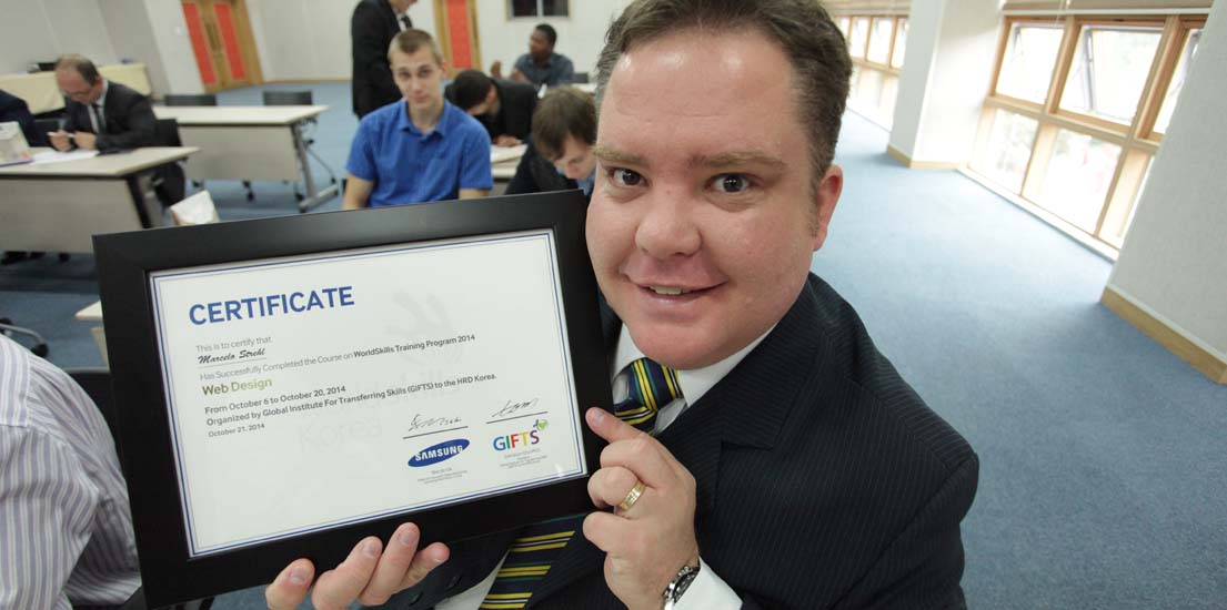 한 참가자가 글로벌 기능인력 양성 프로그램 수료한 후 환하게 웃고 있습니다