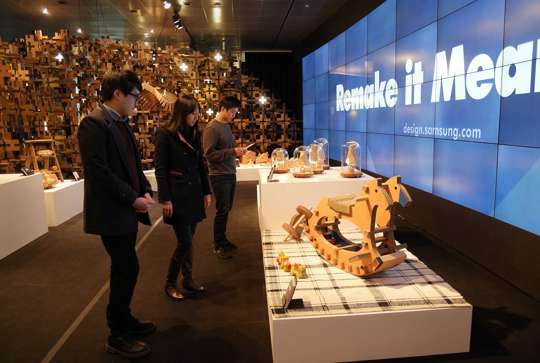 전시된 작품을 감상하는 관람객 모습입니다.