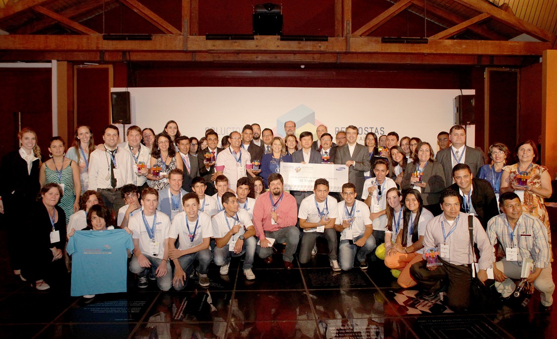 삼성전자가 개최한 솔브 포 투모로우 시상식에 참여한 학생과 교사들의 단체사진입니다.