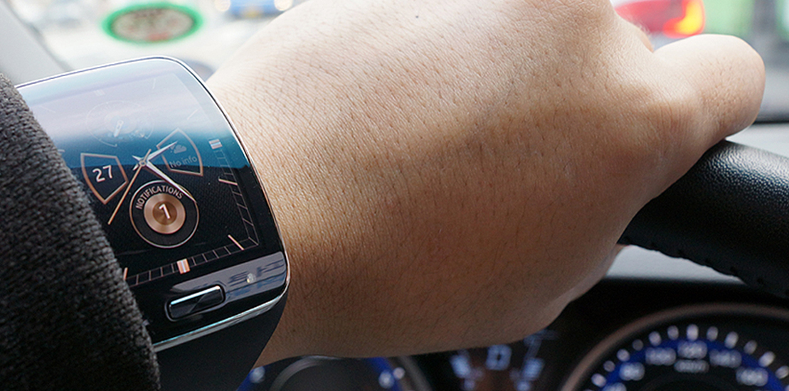 삼성 기어S를 착용한 손목