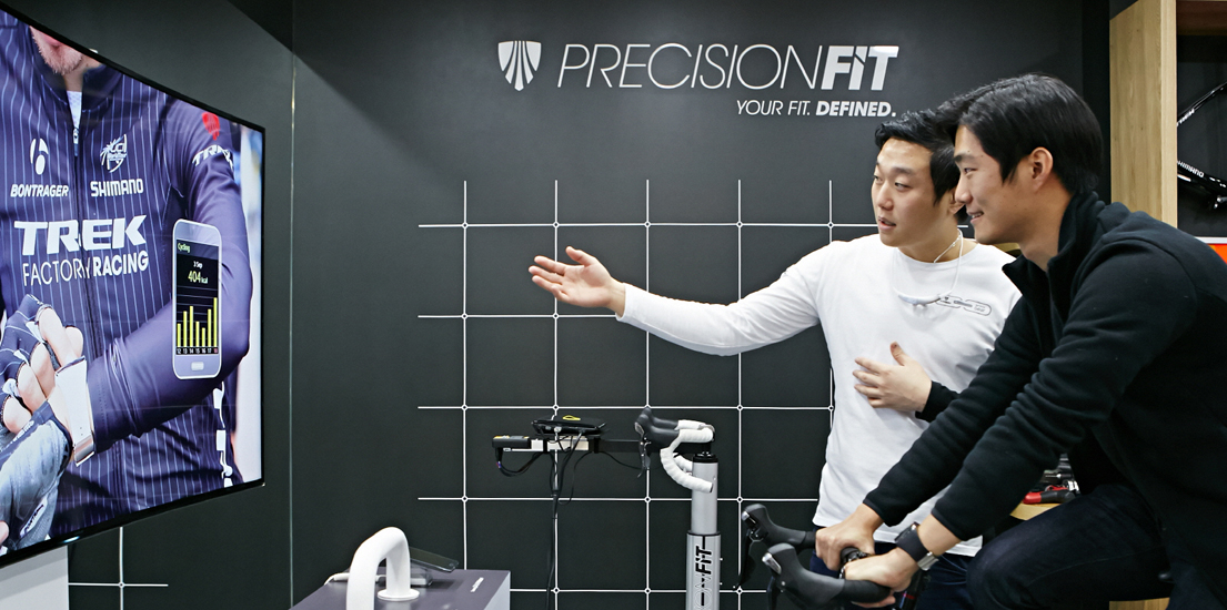 트렉 매장 내 삼성 기어S 체험공간