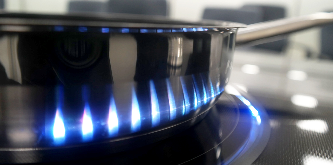 냄비에 투영된 불꽃