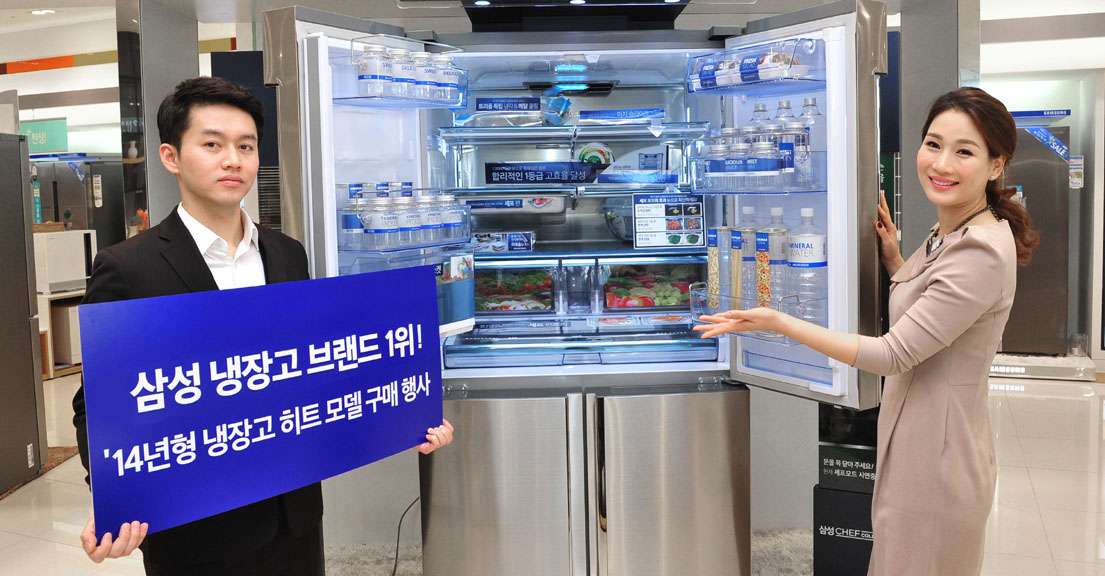 삼성전자 모델이 13일 논현동 삼성 디지털프라자 강남 본점에서 국내 넘버원 브랜드인 삼성 냉장고를 애용하는 소비자에게 감사의 마음을 전하기 위한 「삼성전자 S' 골드러시, 14년형 모델 마지막 알뜰 구매 찬스」 판촉 행사를 소개하고 있다.