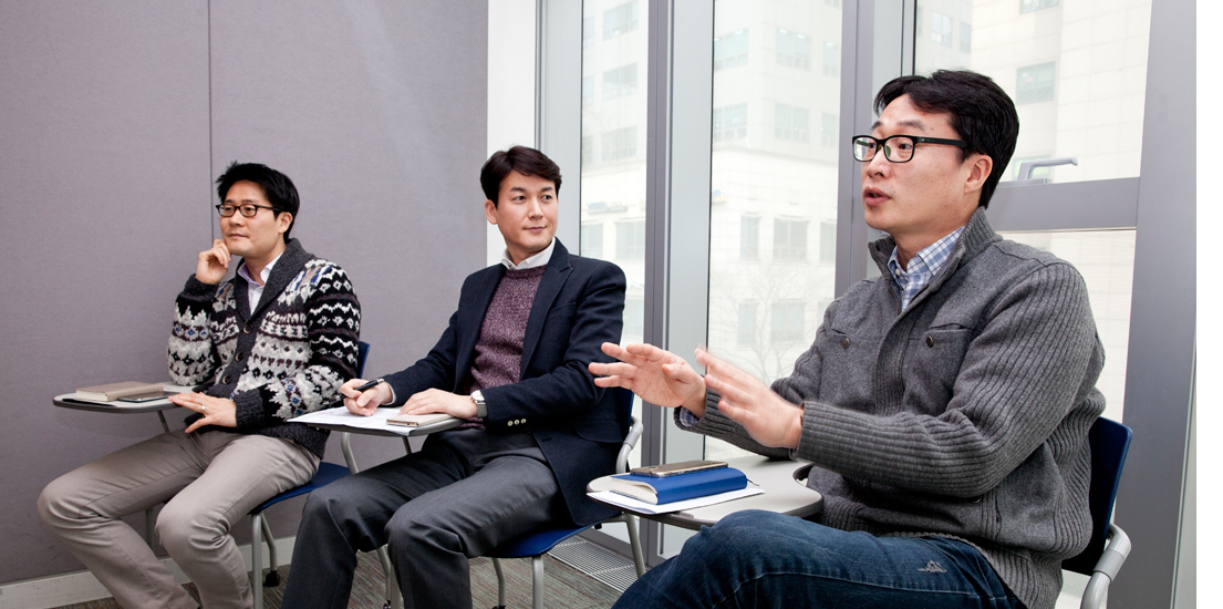 기어 VR 개발진 3인방이 자리에 앉아 인터뷰중입니다.