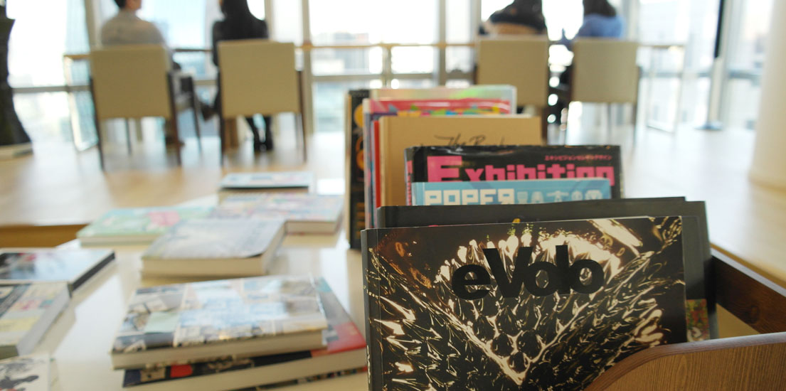 서가에 책들이 꽂혀져 있습니다.