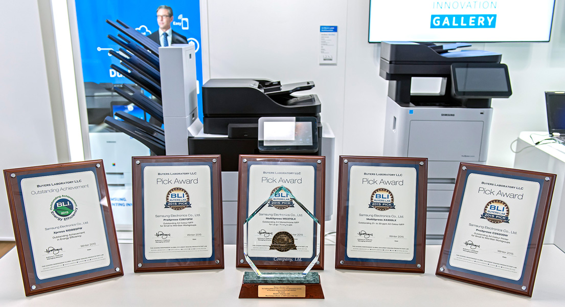 '올해의 흑백 프린터와 복합기 라인업상' 트로피와 5개의 '최우수 제품상' 상장 이 책상위에 가지런히 전시돼 있습니다.