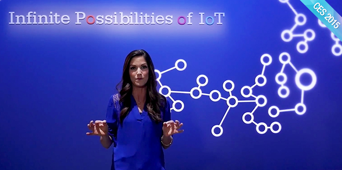 사물인터넷 부스 앞에 서있는 현지 리포터