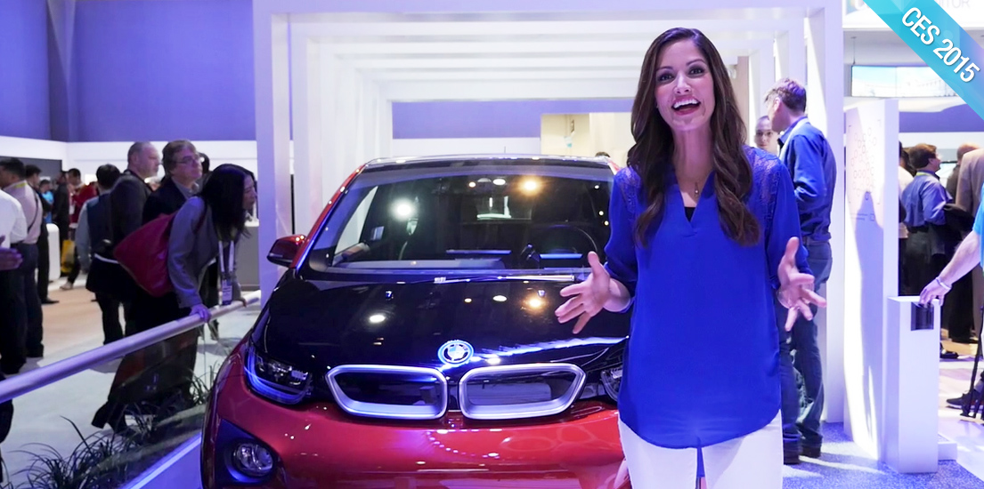 리포터가 BMW앞에 서 있습니다. CES 2015