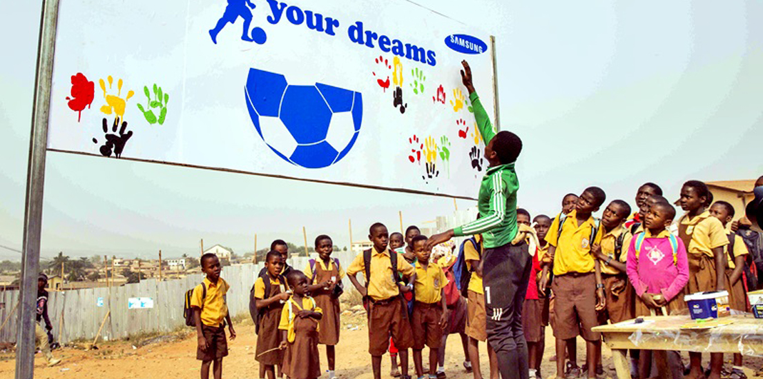 아프리카 축구 꿈나무들에게 선물한 따스한 봄날