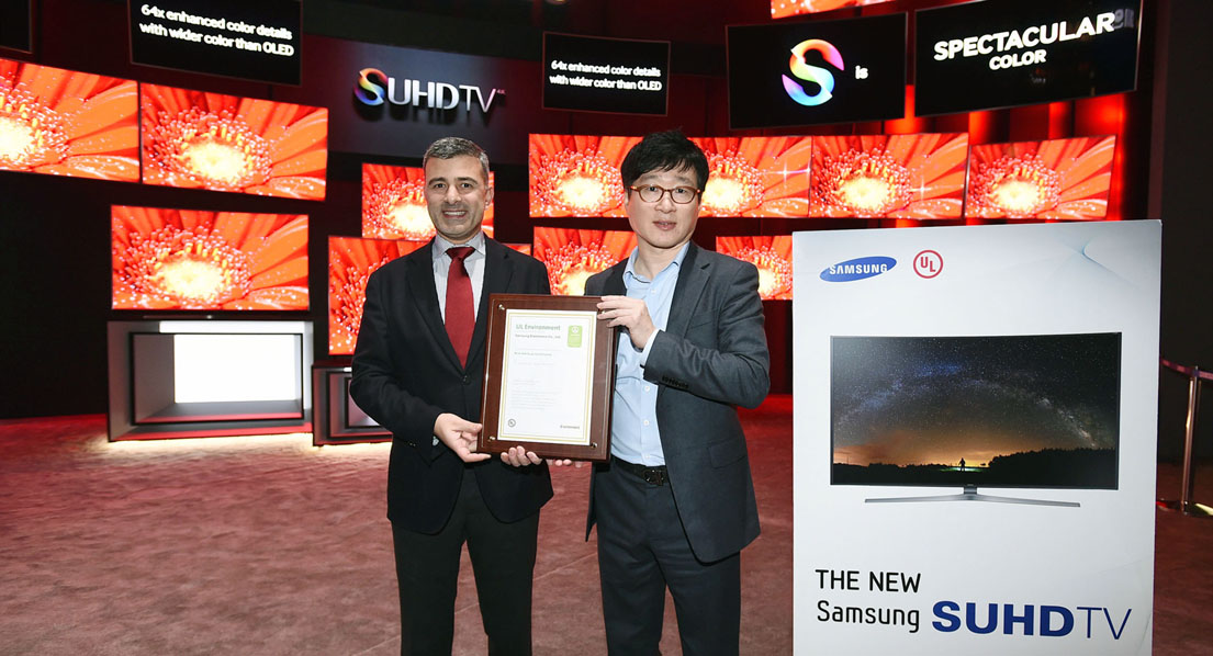 삼성 SUHD TV가 세계적 인증기관인 미국 ‘UL’로부터 SUHD 화질 성증을 검증 받았다. 사진은 6일 미국 라스베이거스 CES 2015 삼성전자 전시장 입구에서 'UL'과 함께 성능 인증 수여식을 갖은 모습. (사진1. 삼성전자 영상디스플레이사업부 유준영 상무-왼쪽, UL 컨슈머 테크놀로지 인증 사업부 부사장 스티븐 컬크 / 사진3. UL 친환경 인증 사업부 부사장 카를로스 코레아 - 왼쪽)
