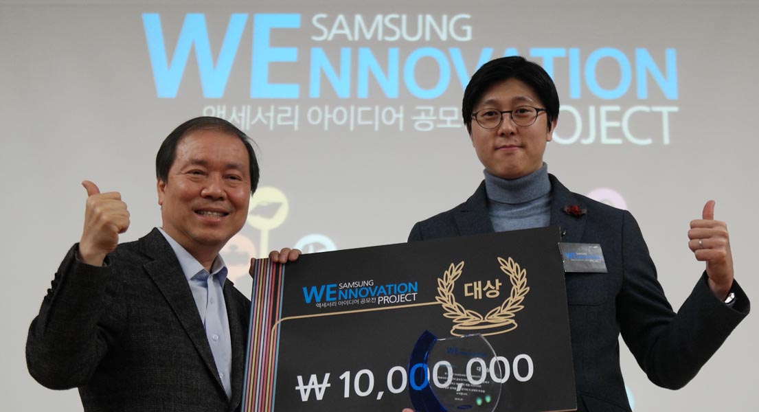 위노베이션 대상 수상자가 수상 판넬을 들고 포즈를 취하고 있습니다.