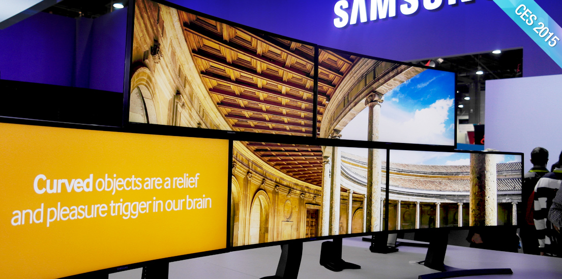 행사 부스에 삼성 커브드 모니터 여러 대가 나란히 전시돼 있습니다.