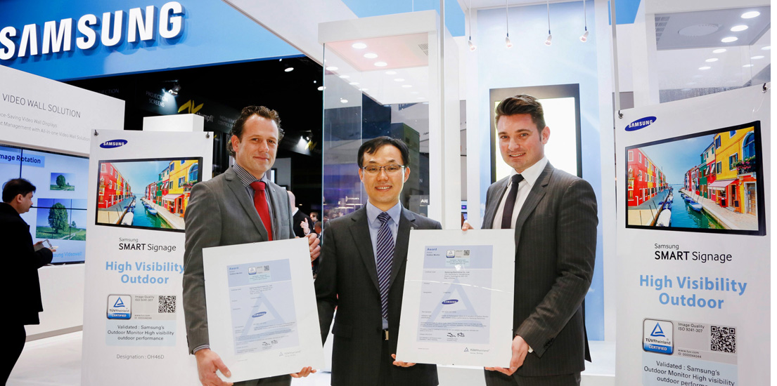 김석기 전무가 독일 TUV그린란드 담당자들과 함께 인증서를 들고 활짝 웃고 있습니다.