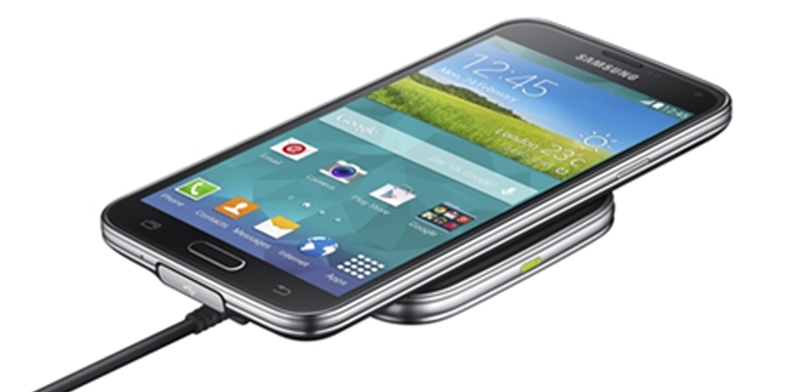 무선 충전하는 스마트폰 모습입니다.