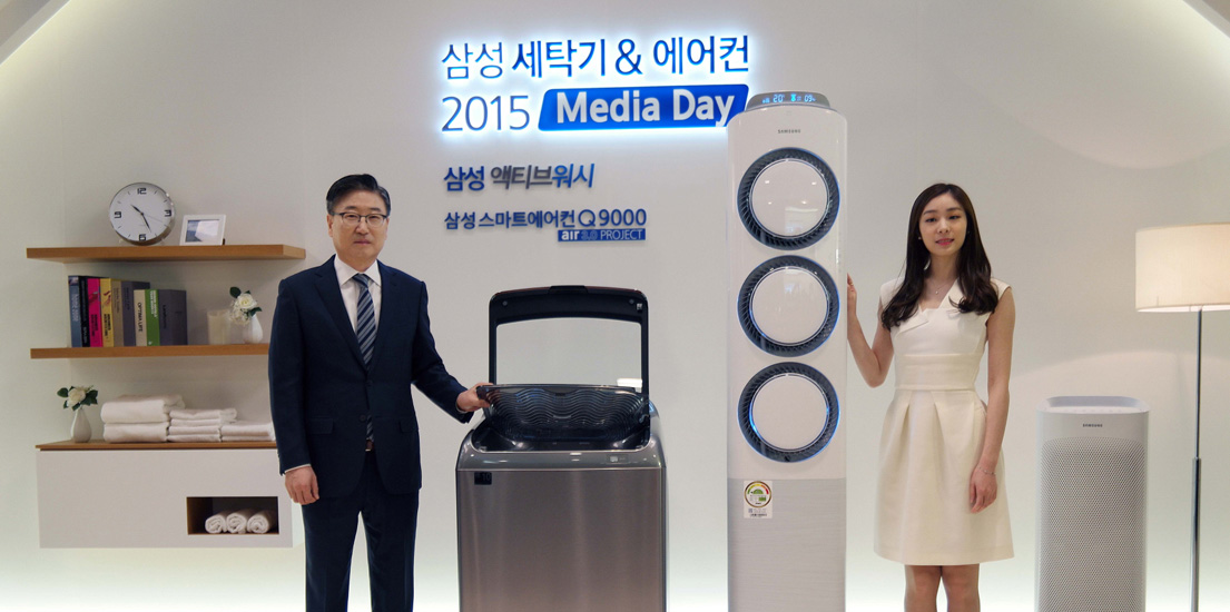 윤부근 삼성전자 대표이사와 김연아 전 피겨스케이팅 선수가 2015년 전략 가전제품들이 전시된 공간에 서 있습니다.