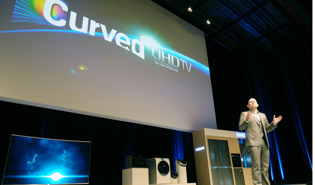 사회자가 유럽포럼에서 삼성전자 신제품들을 소개하고 있습니다