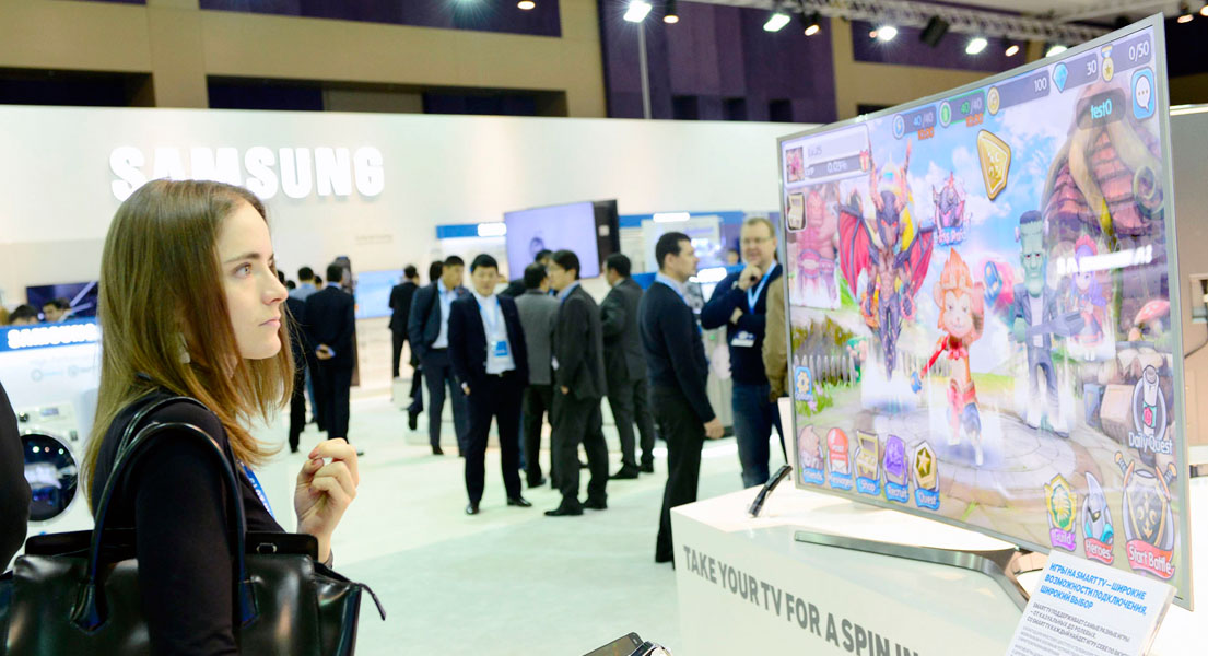 한 여자가 삼성 SUHD TV를 쳐다보고 있습니다.