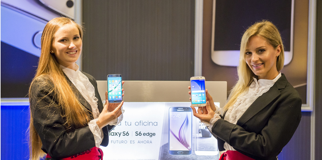 칠레 행사장에서 두 여성 모델이 갤럭시 신제품을 들고 포즈를 취합니다.