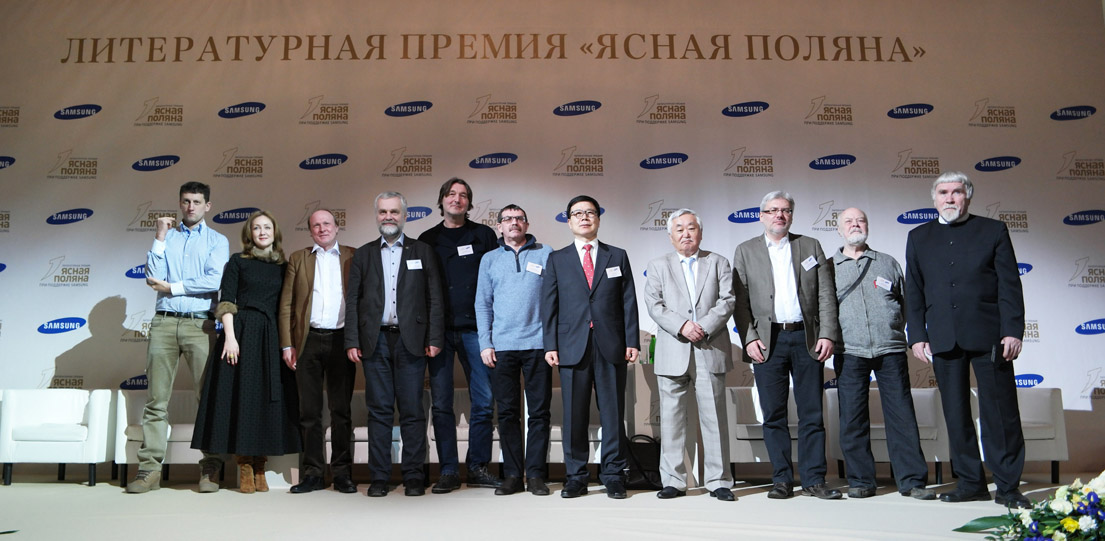 지난 5일(현지시간), 러시아 모스크바에 소재한 국립도서관 파쉬코프하우스에서 열린 제13회 톨스토이 문학상 계획 발표 행사에 참석한 주요 인물들이 기념촬영을 하고 있다. (사진 왼쪽부터) 두번째는 푸쉬킨대학교 총장 마가리타 루세츠카야, 세번째는 러시아 대통령 문화고문 겸 톨스토이 문학상 심사위원장 블라디미르 톨스토이, 일곱번째는 삼성전자 CIS총괄 김의탁전무, 여덟번째는 2005년 제3회 톨스토이 문학상을 수상한 한인 작가 아나톨리 김