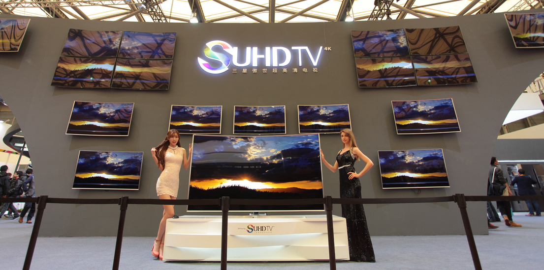 중국상하이가전박람회 삼성 SUHD TV 전시장에 두 여성 모델들이 전시된 SUHD TV 옆에 서 있습니다.