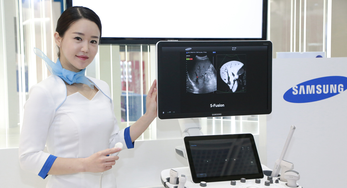 키메스에 전시된 삼성전자 의료기기와 현장 도우미의 모습입니다.