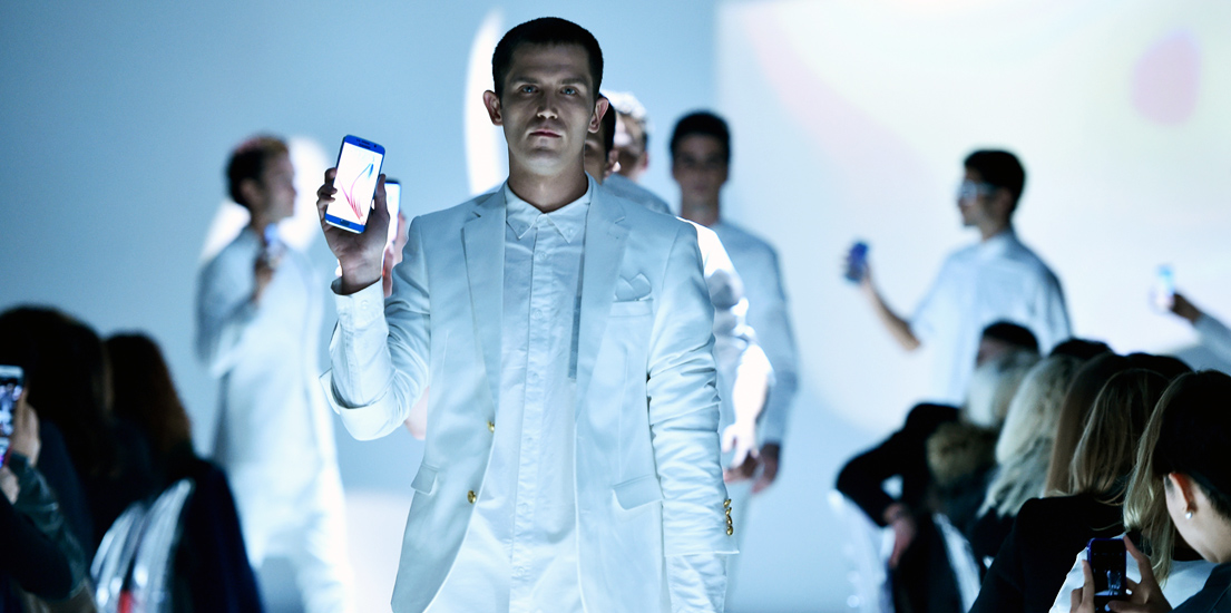 갤럭시 S6를 들고 런웨이에 선 모델들