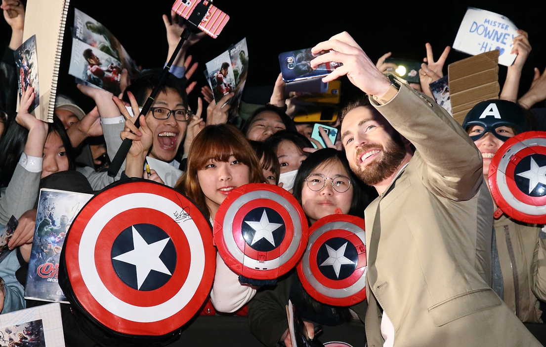 어벤져스 내한 행사에 참석한 크리스 에반스가 갤럭시 s6로 팬들과 사진을 찍고 있는 모습