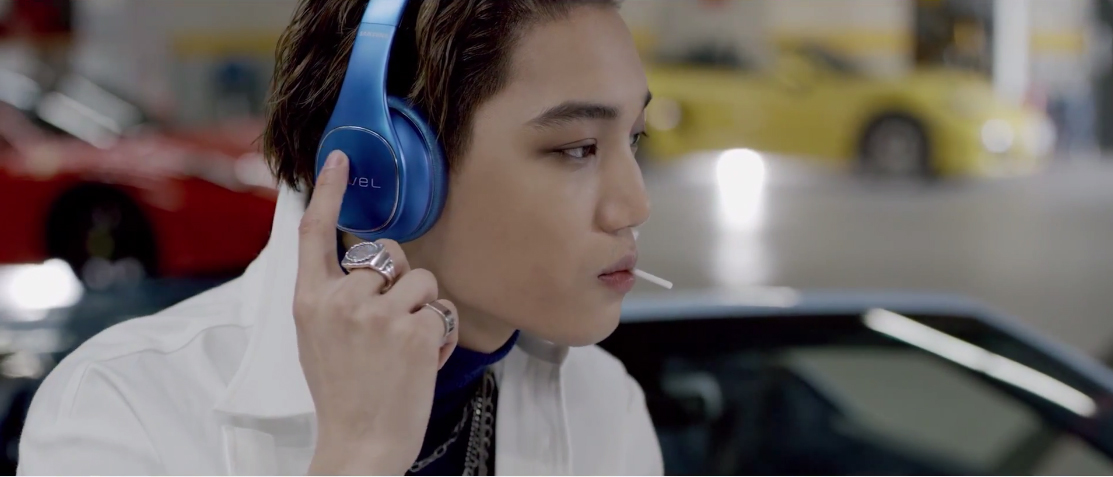 카이가 레벨 온 와이어리스 블루 제품을 착용하고 있습니다.