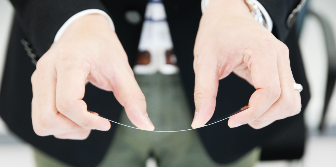 얇은 유리판을 구부리는 사진