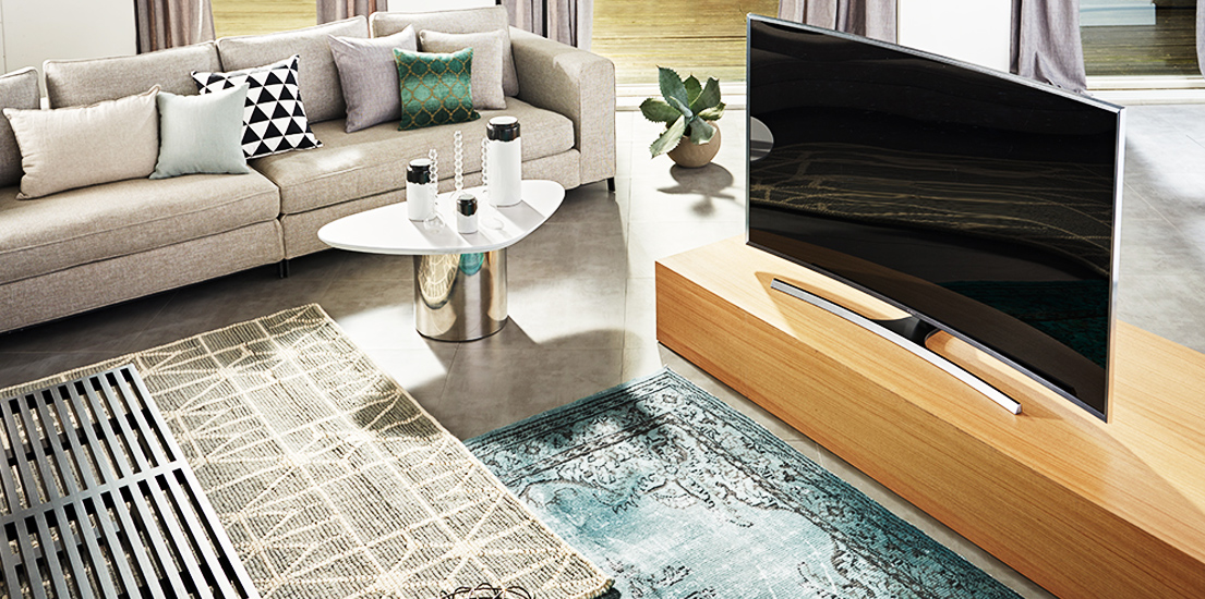 삼성 TV가 전시된 거실 사진입니다.