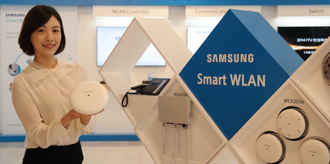 무선랜 제품들고 있는 모델