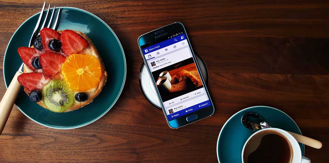 무선충전 중인 갤럭시 S6