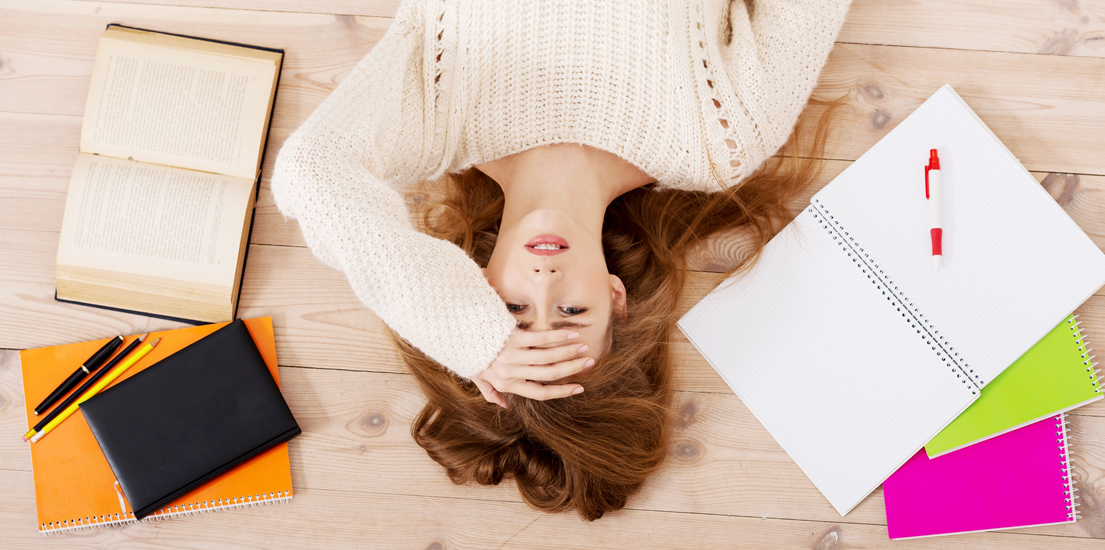 시험준비 중인 대학생 사진