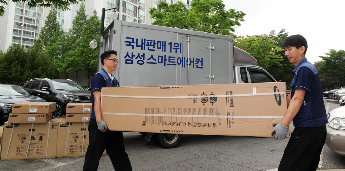 여름을 맞아 삼성 스마트에어컨 Q9000을 배송하는 모습