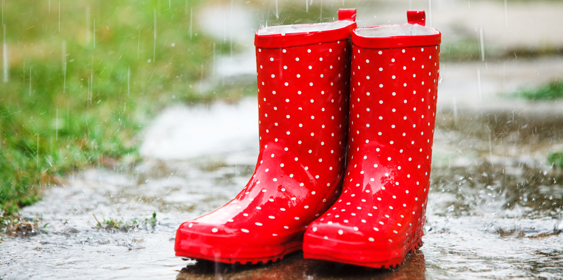 비오는 장마철 빨간 장화