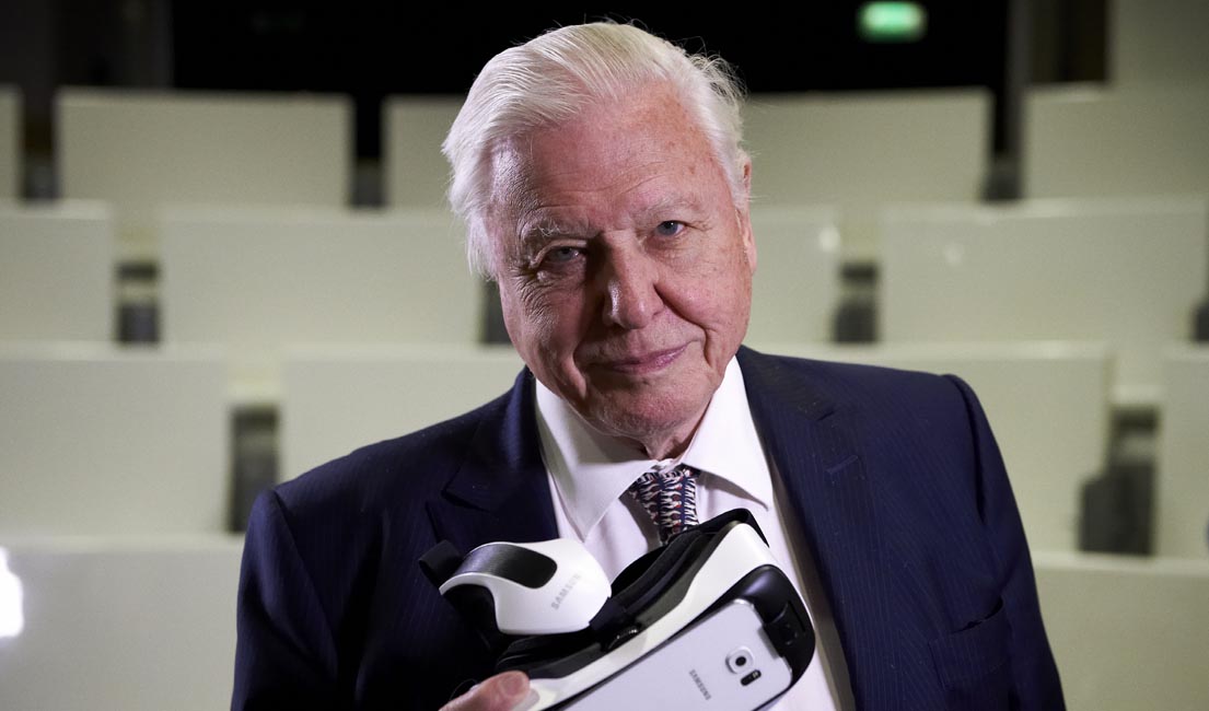 사진은 18일(현지 시간) 영국 런던에 위치한 국립 자연사 박물관(Natural History Museum)에서 진행된 오프닝 행사에서 프로그램의 나레이션을 담당한 영국의 유명 생물학자이자 방송인인 데이비드 아텐보로(David Attenborough) 경이 기어 VR과 프로그램을 소개하는 모습