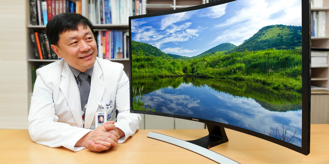 안과전문의 김성준 교수와 삼성 커브드 모니터