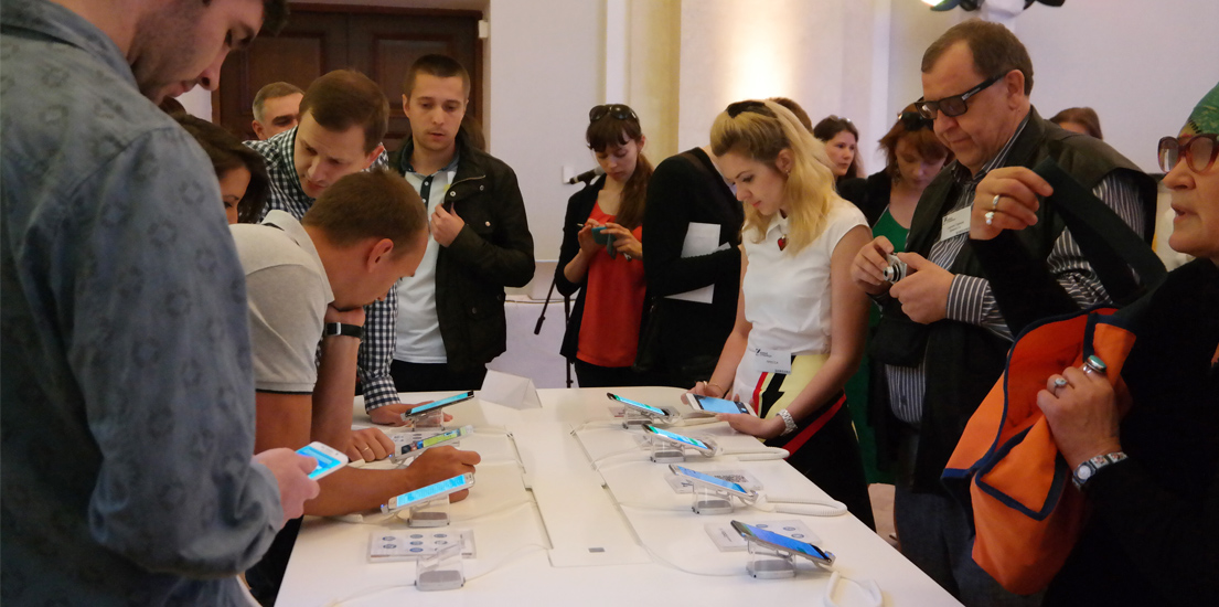 삼성전자 러시아법인은 톨스토이재단과 함께 모바일 기기로 러시아 고전문학을 읽을 수 있는 '라이브 페이지(LivePages)' 프로그램을 선보였다