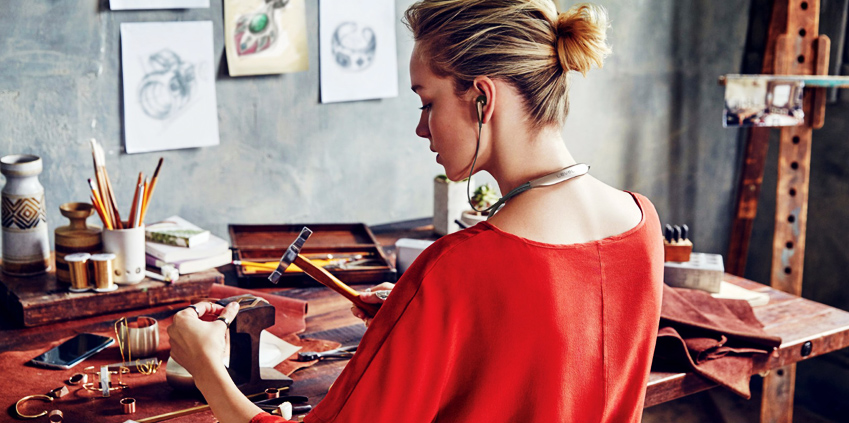 레벨 U를 착용하고 공방에서 수작업하는 여성 모델.