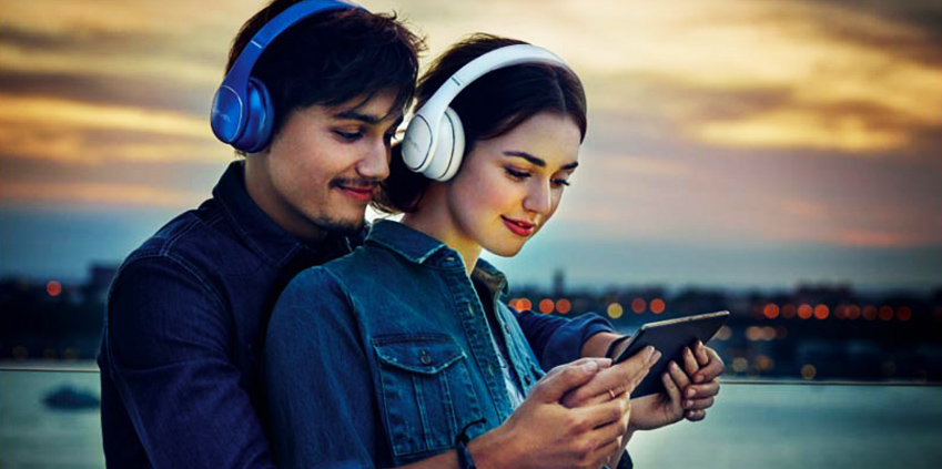 음악 듣는 두 남녀의 모습