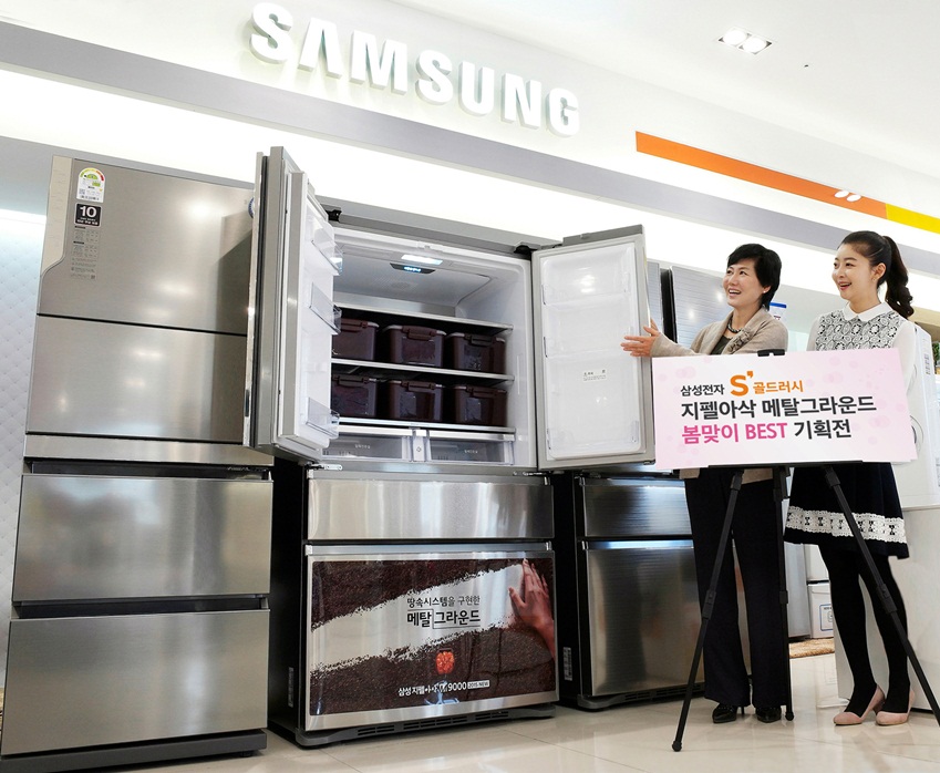 삼성전자 모델들이 3일 논현동 삼성 디지털프라자 강남본점에서 오는 4월 말까지 김치냉장고를