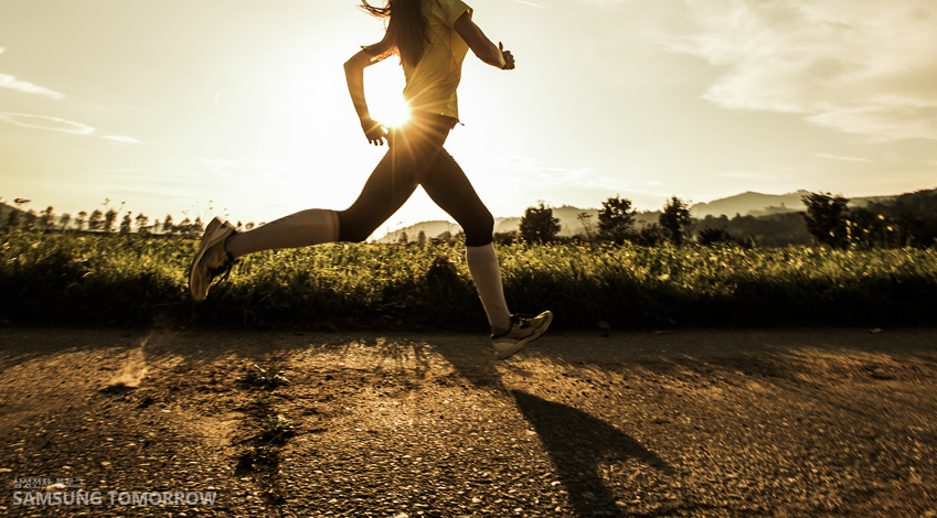 뜨거운 태양 아래 달리기 하는 여성