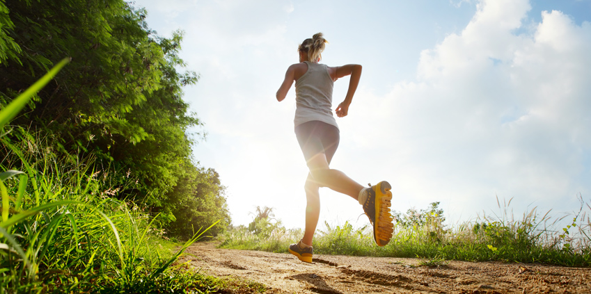여름에 여성이 야외에서 달리기 하고 있습니다