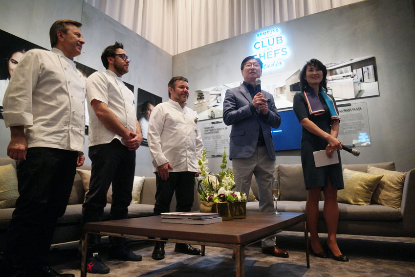 ▲삼성전자 윤부근 대표이사 사장(왼쪽에서 4번째)이 6일(현지시간) 미국 라스베이거스 아리아 호텔 '클럽 드 셰프 스튜디오'에서 세계 최정상급 셰프인 다니엘 블뤼, 크리스토퍼 코스토프, 미쉘 트로와그로(이상 왼쪽부터), 삼성전자 박원 전무(왼쪽에서 5번째)와 함께 토크쇼를 진행하고 있다.