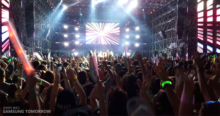 뮤직페스티벌 즐기는 사람들