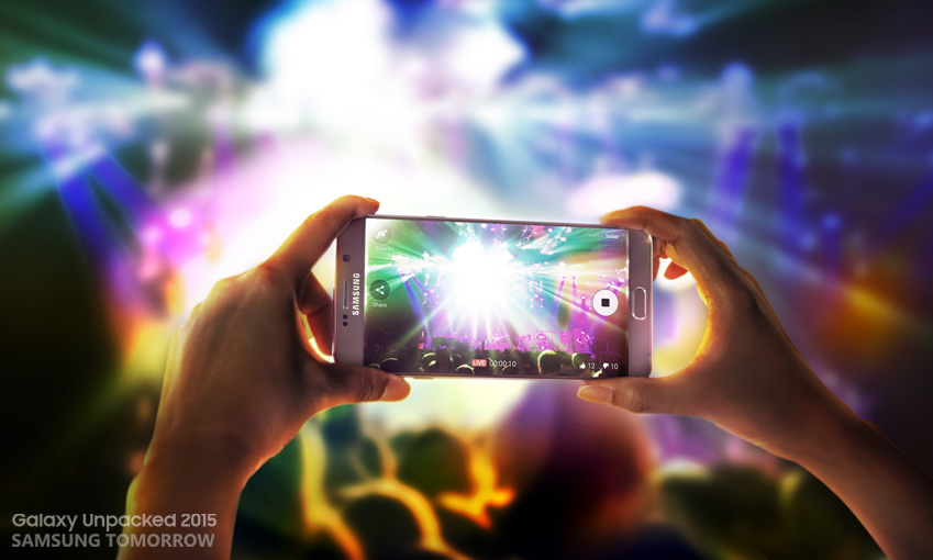 갤럭시를 활용하여 공연장의 사진을 찍고 있는 모습.