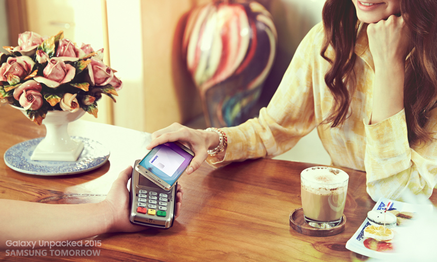 삼성 페이를 활용하여 결제를 진행하는 모습.